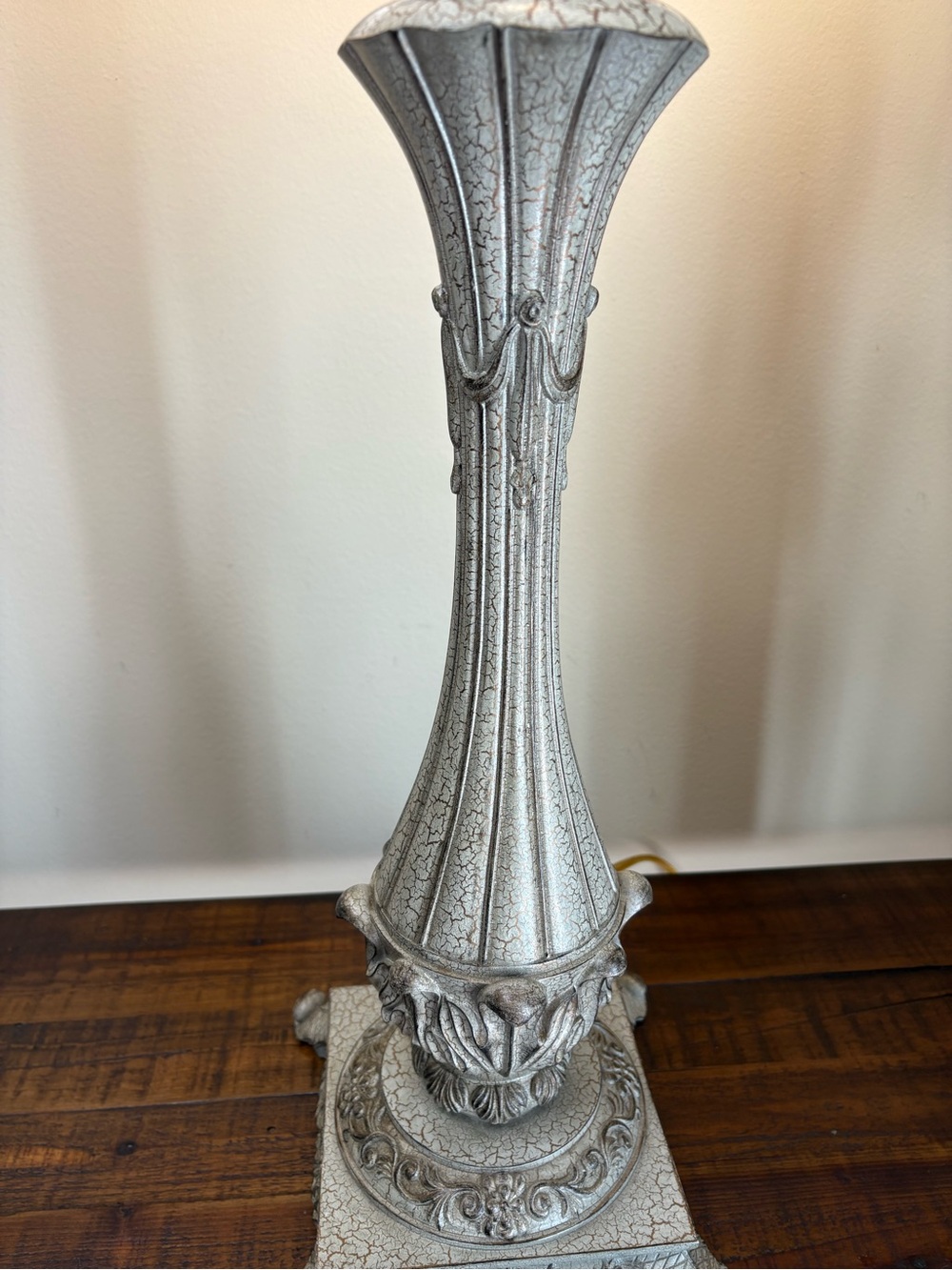 🔥🔥🔥Vintage Table Lamp Featuring Ornate, Distressed Base - Picture 3 of 11